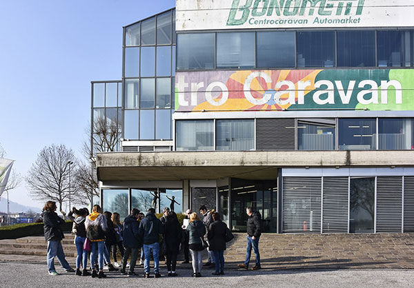 alunni scuola Einaudi da Bonometti Centrocaravan